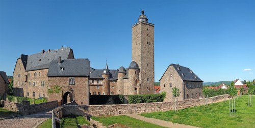 castle-67691_1920.jpg